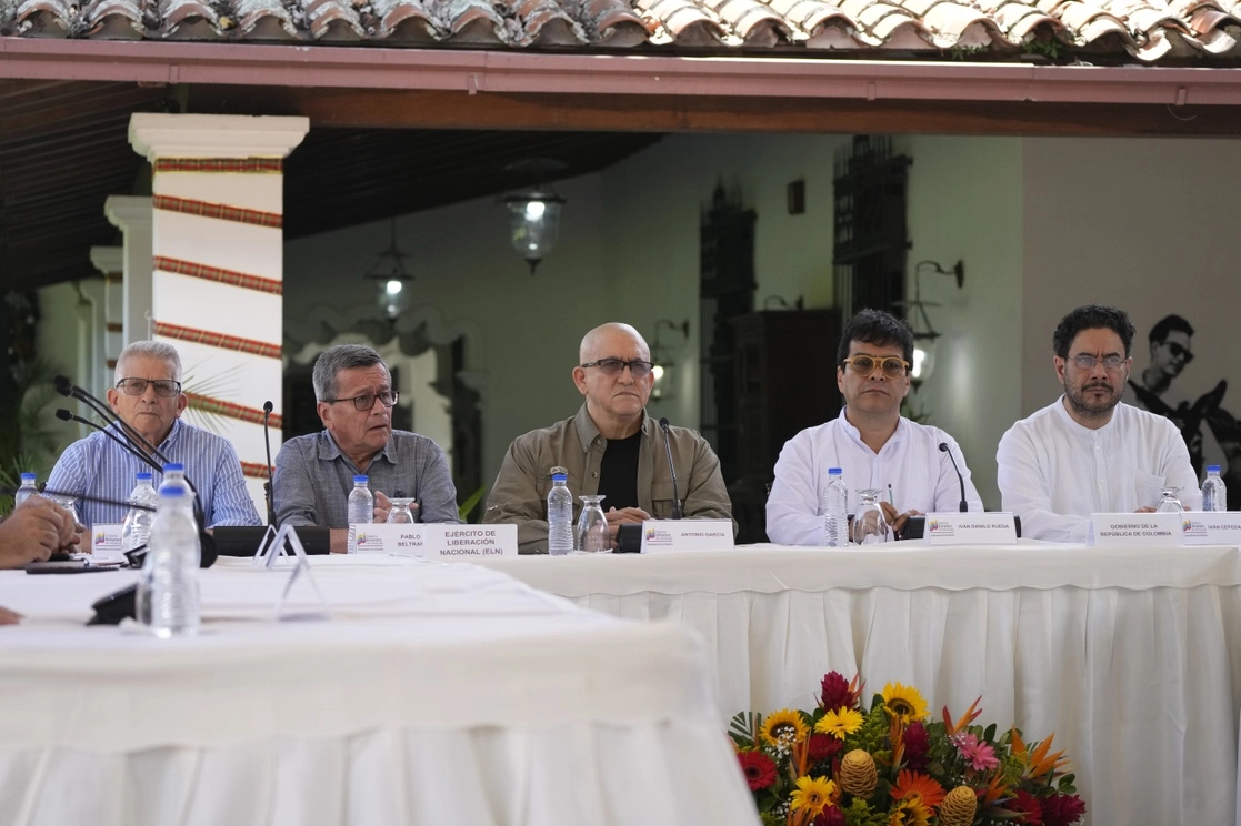 Miembros de la guerrilla colombiana Ejército de Liberación Nacional y el alto comisionado de paz del gobierno, Iván Danilo Rueda, en Caracas, Venezuela, el 4 de octubre de 2022. Foto Ap 