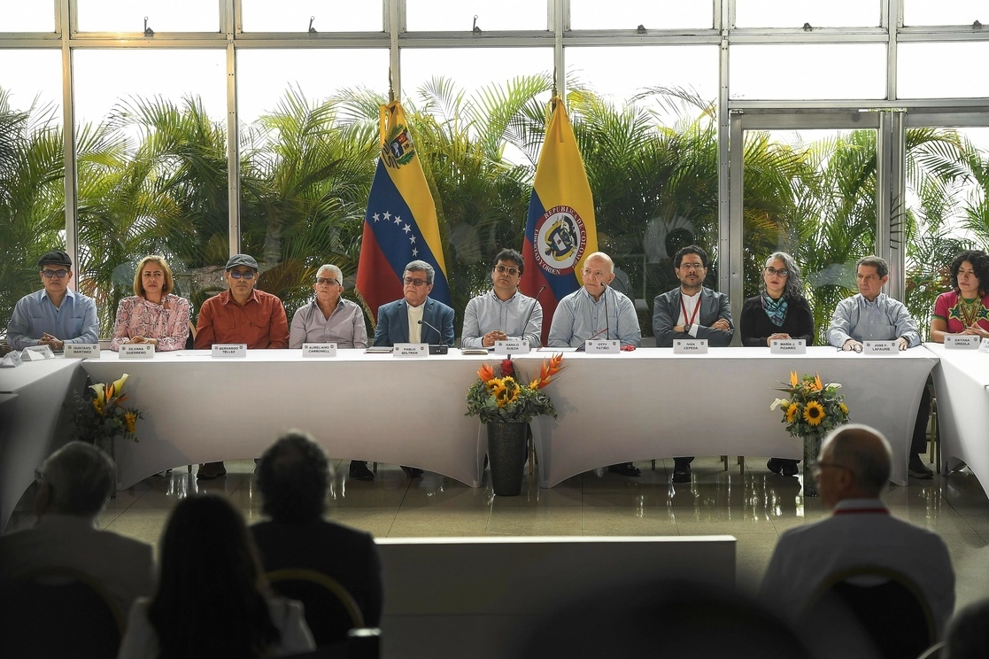 Representantes del Gobierno de Colombia y del ELN al final de la primera jornada de conversaciones de paz, en Caracas, Venezuela, el 12 de diciembre de 2022. Foto Afp 