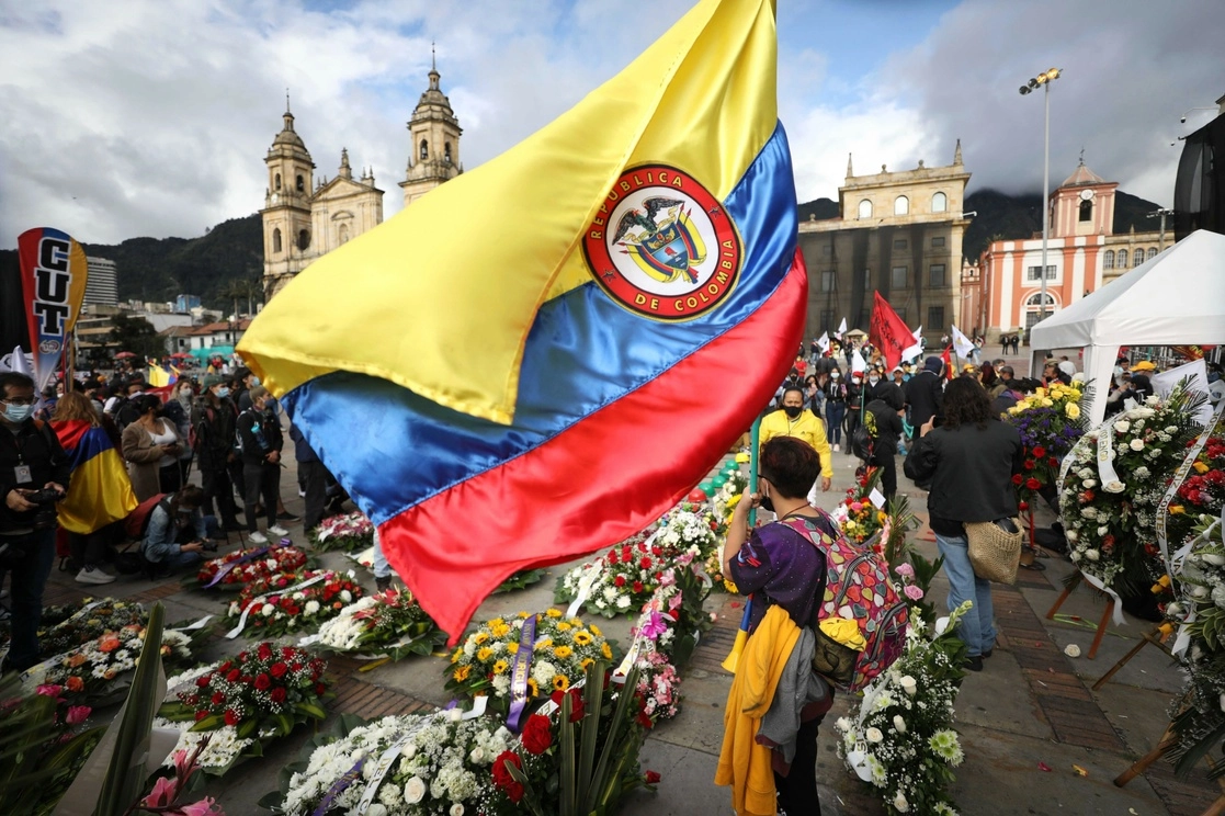 En la plaza Bolívar de Bogotá fueron colocadas ofrendas florales en honor a las personas que murieron durante las protestas contra el gobierno de Colombia. Foto Ap