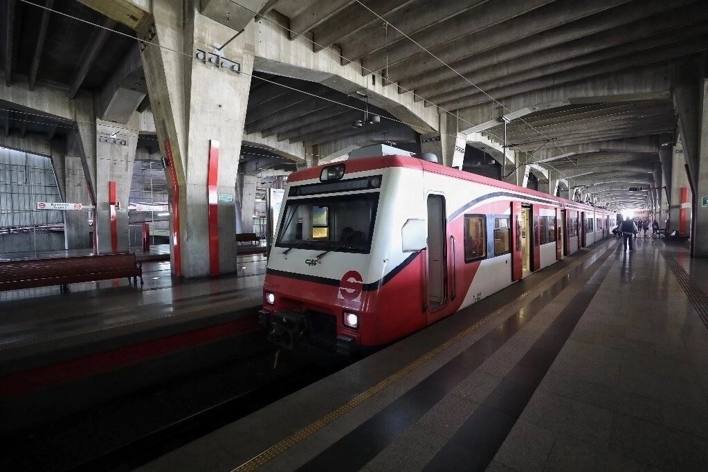 El Tren Suburbano suspendió su servicio luego de un cortocircuito que suspendió las corridas del tren por un lapso de dos horas. Foto Marco Peláez / Archivo