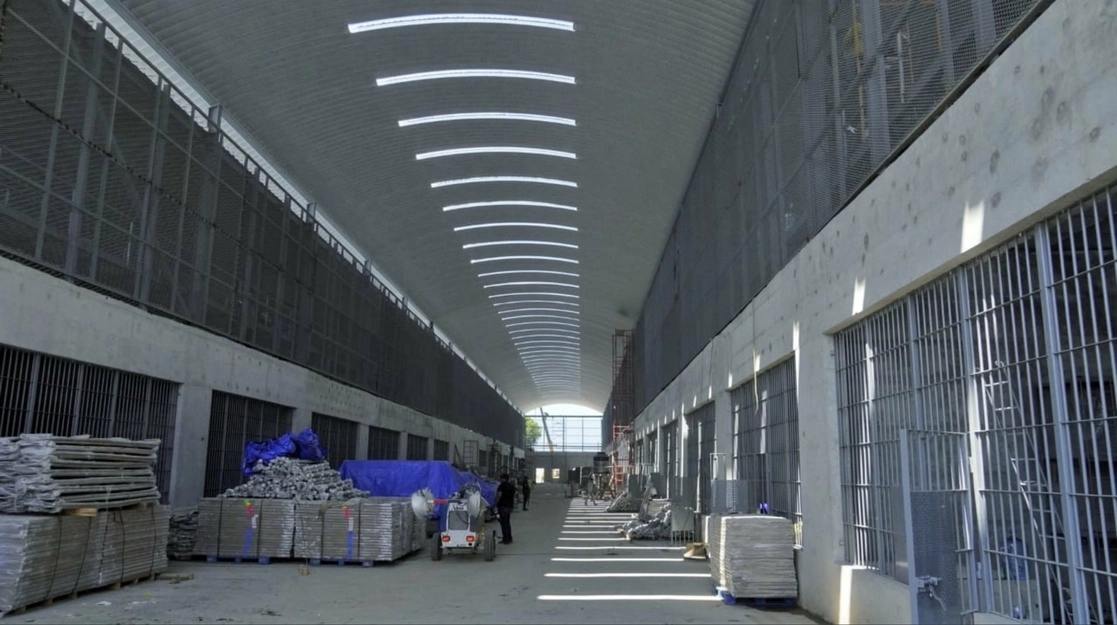 Avance de la construcción del Centro de Confinamiento del Terrorismo, en el municipio salvadoreño de Tecoluca, que el gobierno de Nayib Bukele planea destinar a los pandilleros más peligrosos. Foto tomada de Twitter @OsirisLunaMeza.