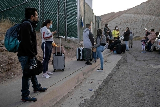 Migrantes en Tijuana, Baja California, previo a su petición de asilo en Estados Unidos. Foto Ap / Archivo
