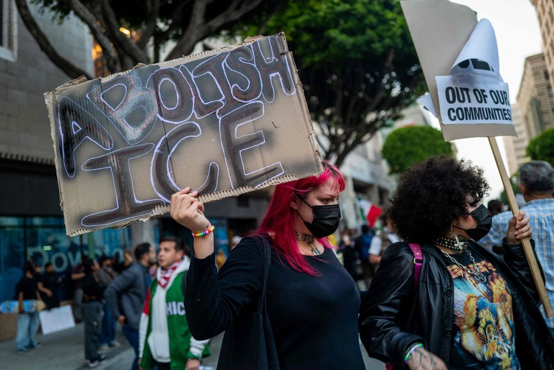 Continúan los enfrentamientos con la policía tras una serie de redadas de inmigración en Los Ángeles, California.