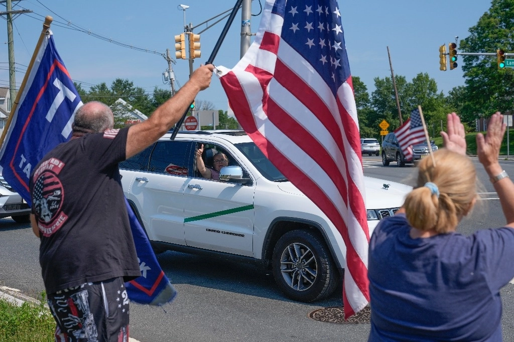 Partidarios de Donald Trump muestran su apoyo en calles de Nueva Jersey. Foto Ap 