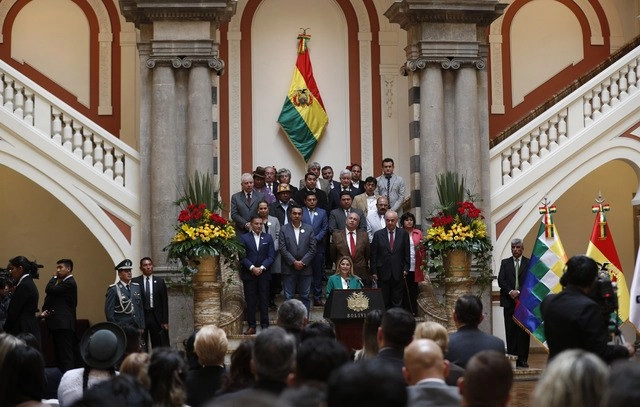Jeanine Áñez, autoproclamada presidenta de Bolivia junto a sus ministros, en el palacio presidencial en La Paz. Foto Ap 