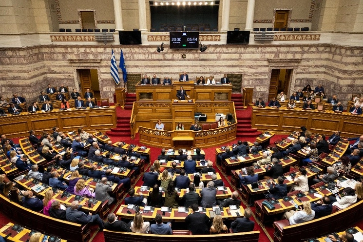 El primer ministro de Grecia, Kyriakos Mitsotakis, se dirige a los legisladores durante una sesión parlamentaria en Atenas, Grecia, el 8 de julio de 2023. Foto Ap