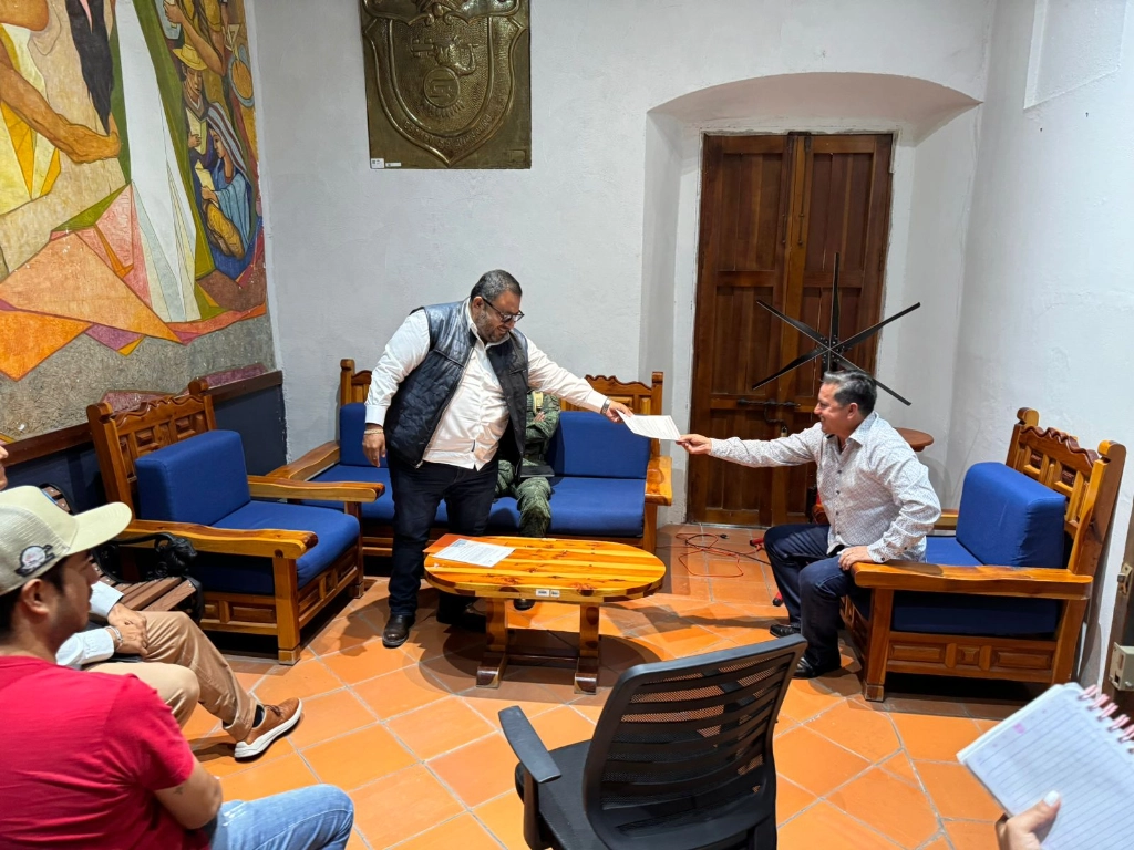 En la imagen, el subsecretario de Gobierno, Francisco Rodríguez Cisneros, entrega la notificación al edil de Taxco, Mario Figueroa Mundo, en el que informa que la seguridad de ese municipio estará a cargo del gobierno de Guerrero. Foto La Jornada 