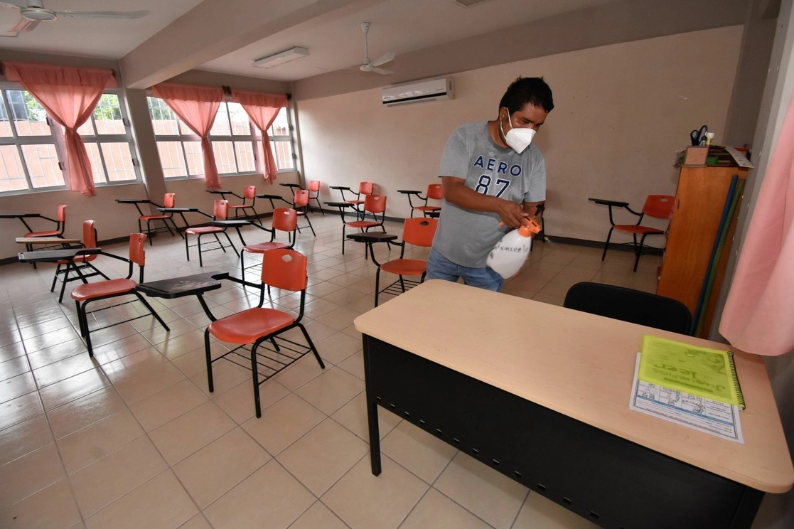 Desinfección de salón de clases en una escuela del municipio  de Atenango, Guerrero. Foto Cuartoscuro/Archivo