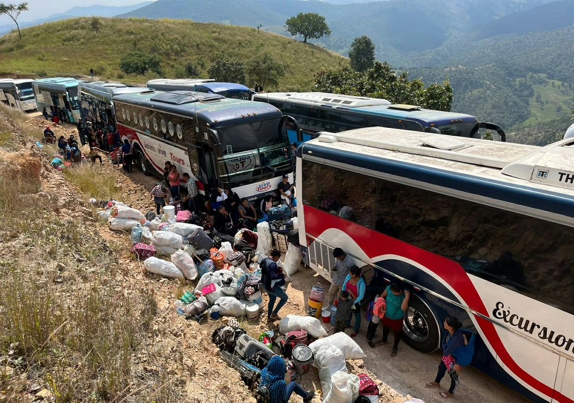 Unos 800 indígenas del municipio de Tlapa de Comonfort partieron ayer en 14 autobuses a los campos agrícolas de Sinaloa y Guanajuato, donde trabajarán durante los próximos seis meses ante la falta de apoyos en su entidad. Foto Centro Tlachinollan 