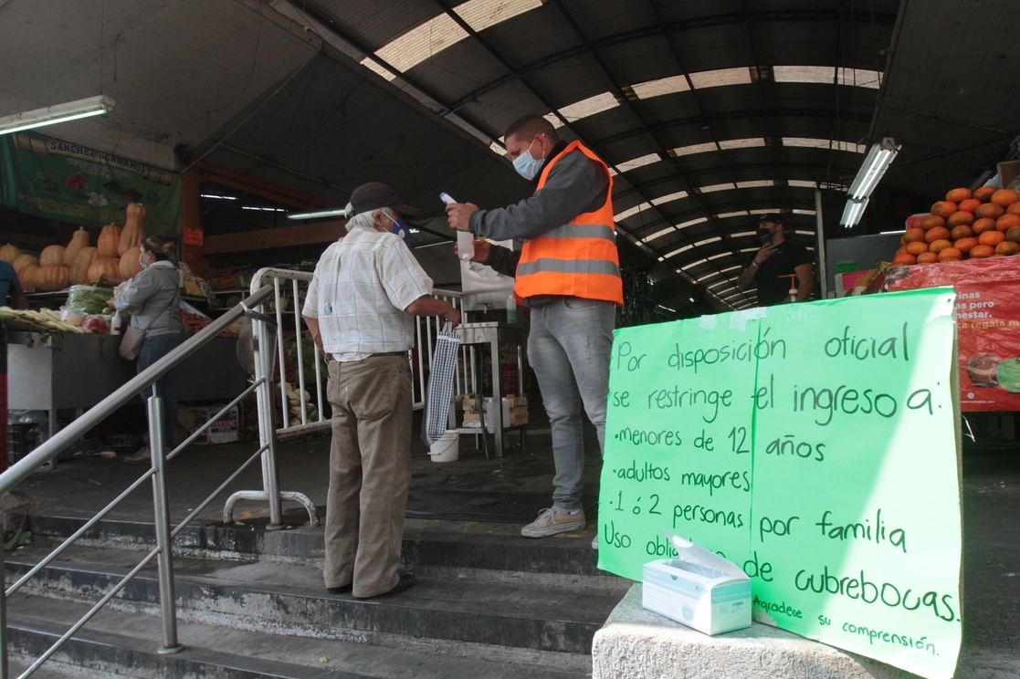 Locatarios del Mercado de Abastos de Guadalajara implementan medidas sanitarias. Foto Arturo Campos Cedillo