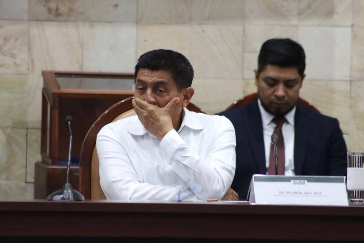 El gobernador de Oaxaca, Salomón Jara, ayer durante su conferencia en el palacio de gobierno en la capital, donde anunció que los trabajadores que regresen a sus funciones conservarán su antigüedad y derechos. Foto 