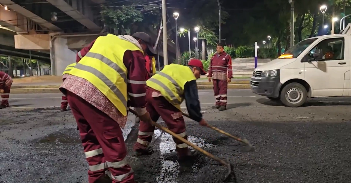Trabajadores de la CDMX laboran para reparar baches. Foto