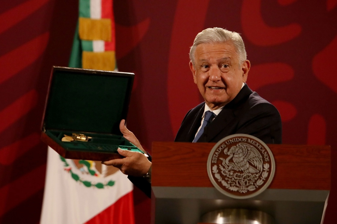 El presidente López Obrador informó que la pistola será exhibida en algún museo y recordó la relación entre Francisco I. Madero y Francisco Villa. Foto Roberto García Ortiz