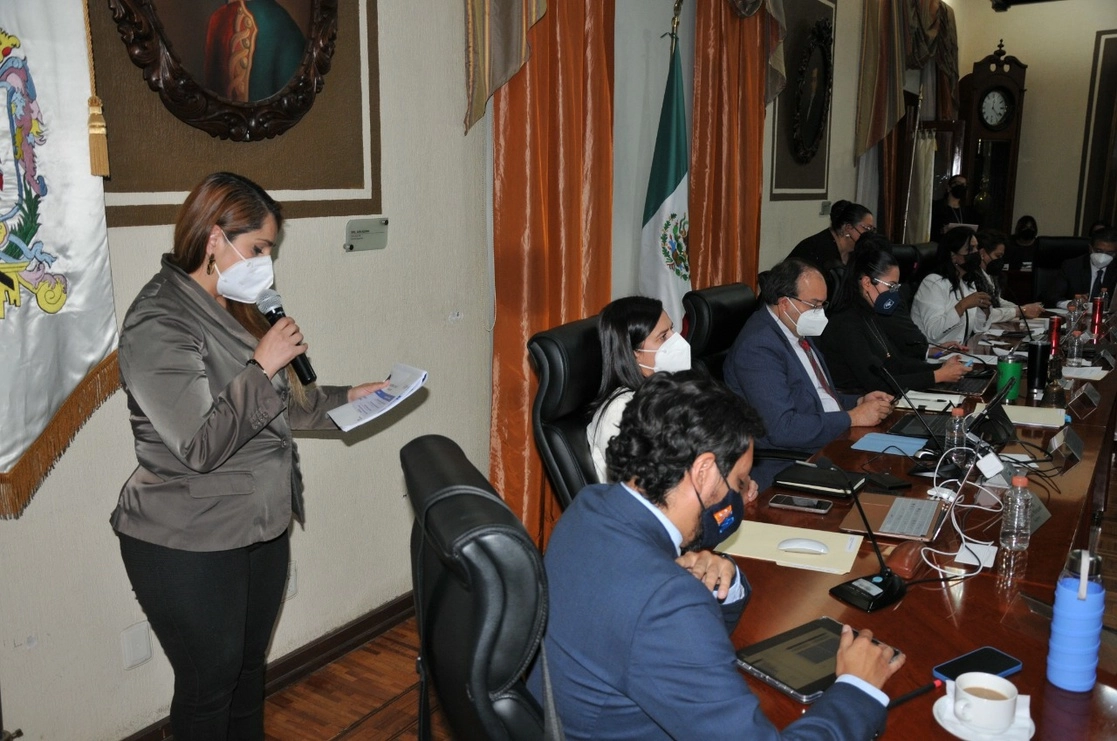 El pasado 27 de enero, la contralora del ayuntamiento de León, Viridiana Márquez, informó al cabildo que interpuso la denuncia penal 131271/2021 por el robo de 97 mil 327 pesos en efectivo, producto de las "reciprocidades" que pedían funcionarios de la dirección general de desarrollo institucional por la firma de contratos con empresas. Foto Carlos García