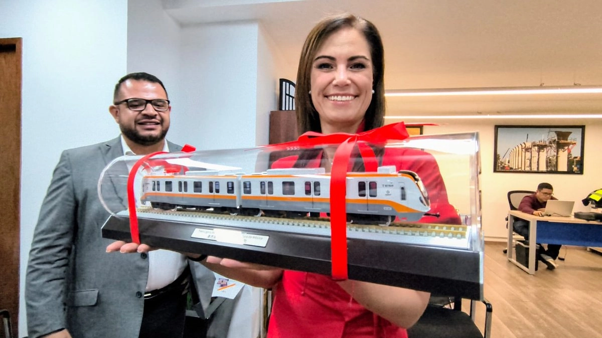 la alcaldesa de León, Alejandra Gutiérrez, dijo que para el presupuesto de 2026 tendrán una partida para la realización de los estudios de movilidad, viabilidad, ambientales, análisis de ruta, costo-beneficio, trazo, entre otros. Foto 