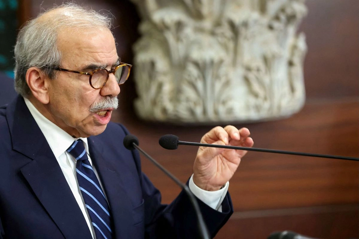 El primer ministro de Líbano, Nawaf Salam, habla con la prensa luego de una reunión con su gabinete de trabajo en la que se abordó el desarme de Hezbollah, el 5 de agosto de 2025. Foto