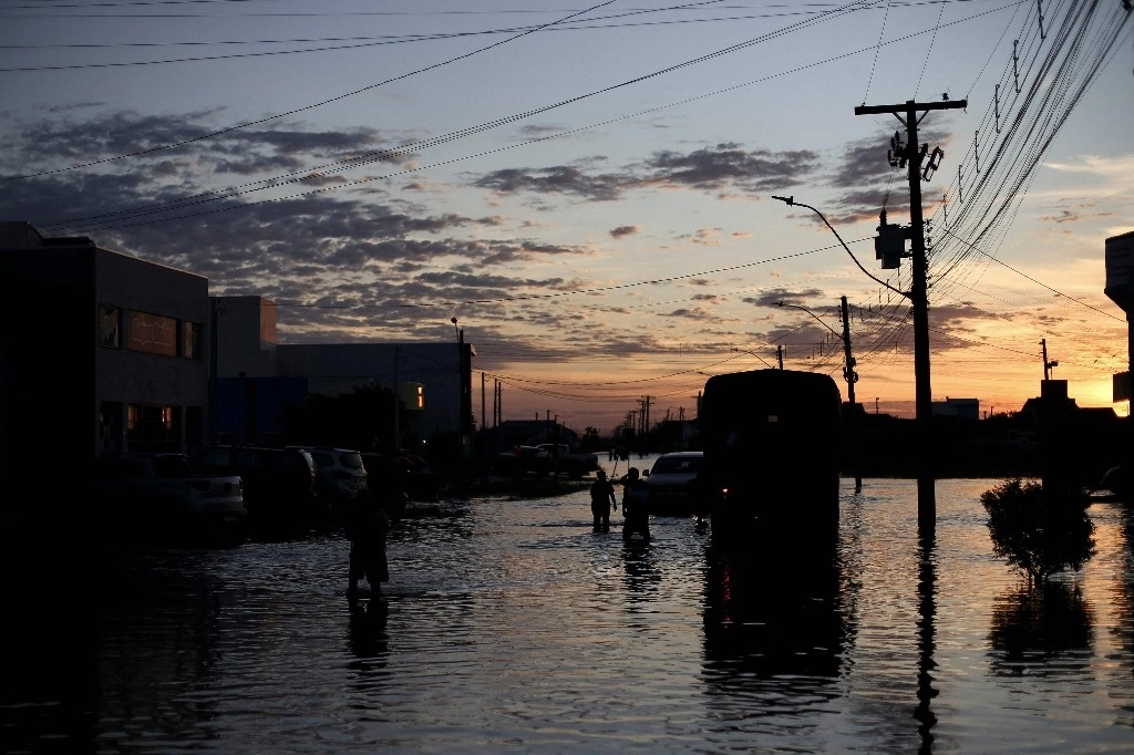 La gente camina por una calle inundada de Eldorado do Sul, Rio Grande do Sul, Brasil, el 9 de mayo de 2024. Foto Afp 