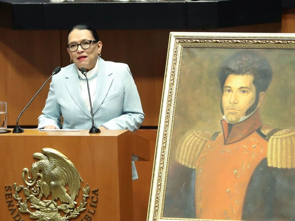 La funcionaria federal asistió en representación de la presidenta Claudia Sheinbaum, a la sesión solemne del Senado en que se colocó en el muro de honor y con letras doradas la leyenda: “Vicente Guerrero, afromexicano consumador de la independencia”. 