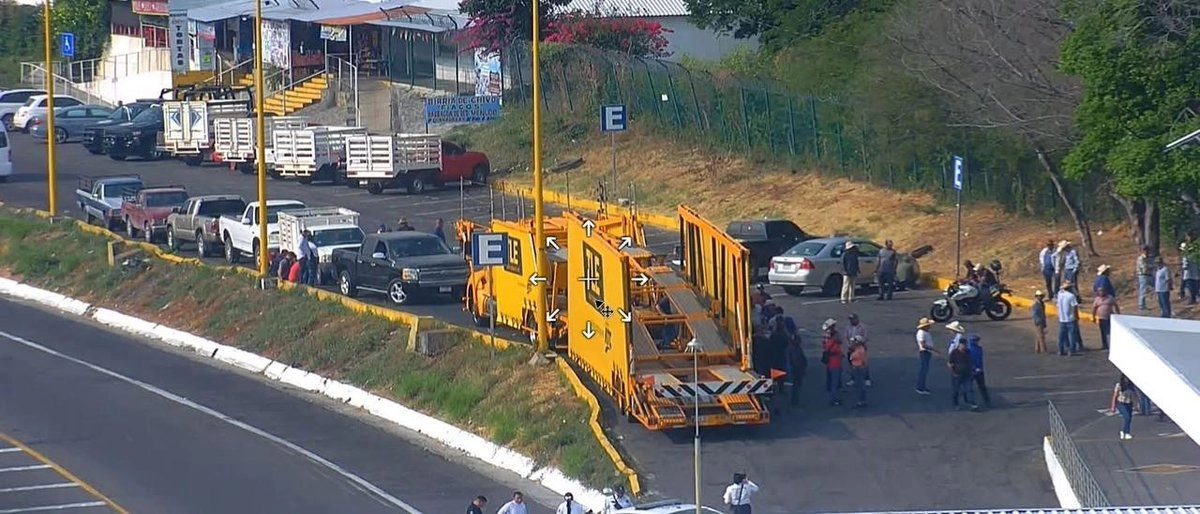 Cuando hay intereses de tipo político se desvirtúan las movilizaciones, por eso pidió dejar que los que se manifiestan lo hagan libremente sin injerencias partidarias. Ramírez Bedolla exhortó a los transportistas y productores agrícolas, que mantienen tomadas casetas y carreteras a que las liberen que se no afecte a terceros.