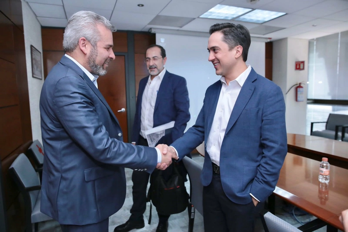 El gobernador de Michoacán, Alfredo Ramírez Bedolla (izquierda), se reunió con el director de Banobras, Jorge Mendoza (derecha), para revisar esquemas de refinanciamiento, el 21 de julio de 2022. Foto tomada del Twitter de @ARBedolla
