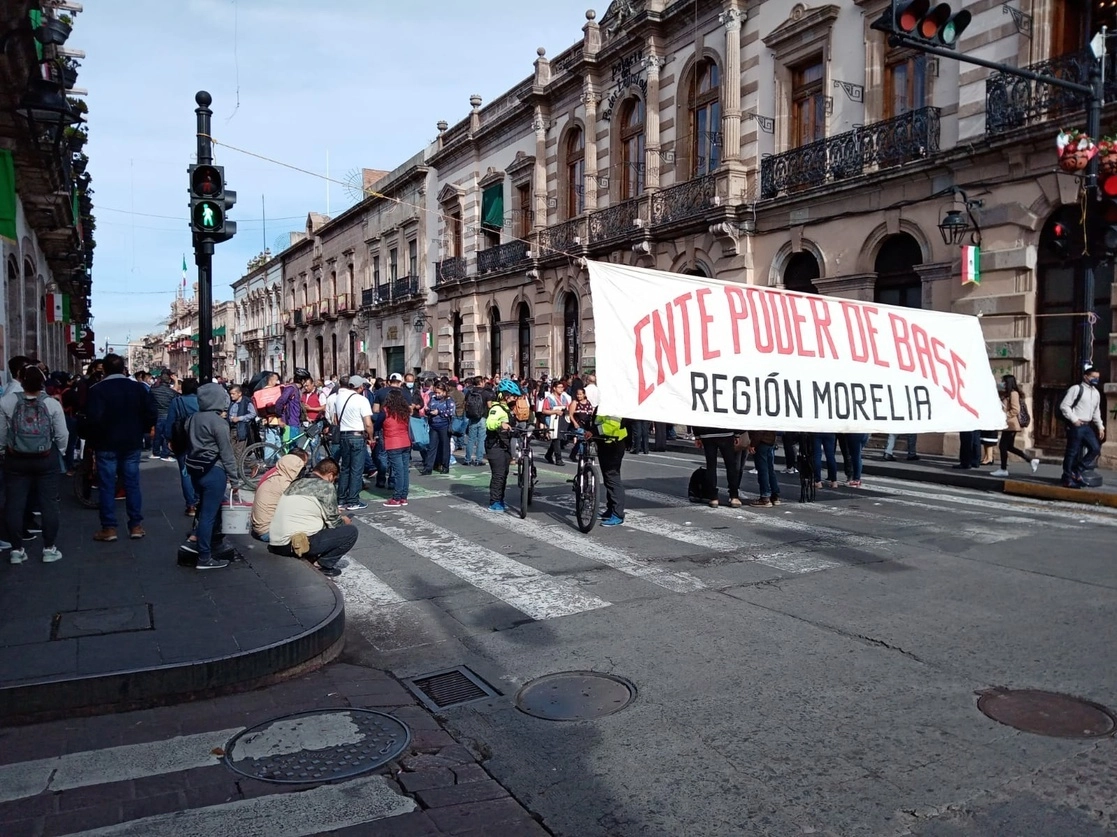 Docentes de Michoacán se movilizaron frente al Congreso estatal el pasado 15 de septiembre, exigiendo sus salarios atrasados. Foto Ernesto Martínez / Archivo