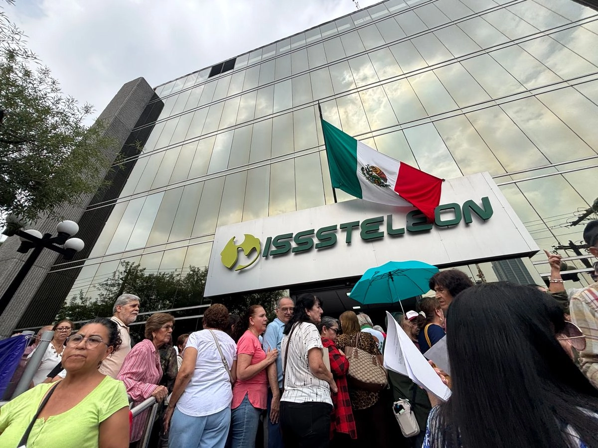 Desde el 24 de septiembre, los maestros han abarrotado las instalaciones del Isssteleón para pedir los talones de los comprobantes de pago como evidencia para realizar un amparo a nivel nacional para que se les pague el 6.43 por ciento del aumento de su jubilación. Foto