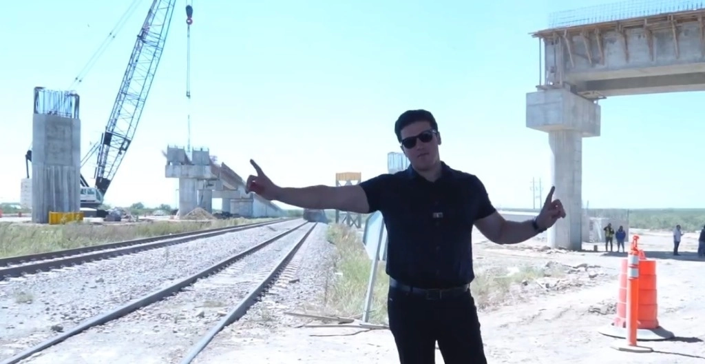 Samuel García en las obras de una de las líneas en Monterrey. 