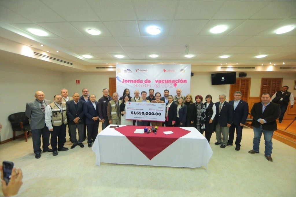 Durante este evento se realizó la entrega de un cheque simbólico de 1 millón 650 mil pesos por parte del Gobierno Municipal al Club Rotario Nuevo Laredo, así como el apoyo de PG Maratones para la compra de vacunas contra VPH. Foto La Jornada.