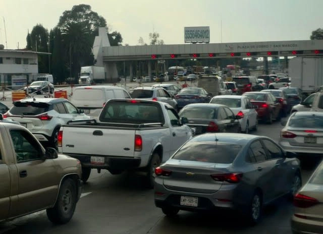 El reciente establecimiento de un nuevo peaje en el Puente Colombia, implementado por el gobierno de Nuevo León sin previo aviso, generó caos vehicular y descontento. Foto 