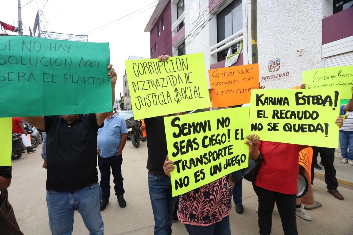 Concesionarios del transporte urbano, pertenecientes a la empresa Choferes del Sur denunciaron que el gobierno de Oaxaca está retrasando el trámite de renovación de concesiones. Foto 