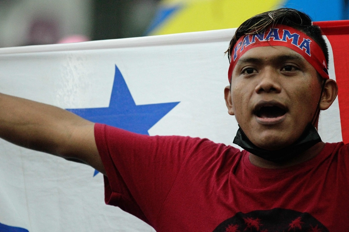 Un manifestante con la bandera de Panamá durante una protesta antigubernamental, el pasado 20 de julio. Foto Afp 