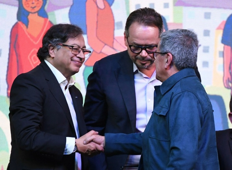 El presidente de Colombia, Gustavo Petro, y el comandante del ELN, Pablo Beltrán, durante la instalación del Comité Nacional de Participación Ciudadana en Bogotá, el 3 de agosto de 2023. Foto Afp