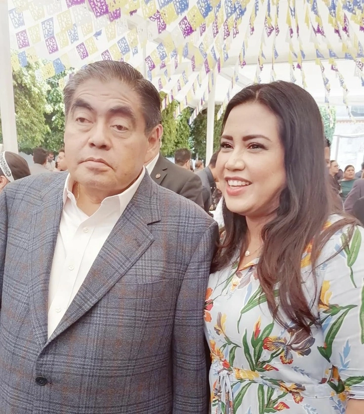 El gobernador Miguel Barbosa e Irene Olea, presidenta municipal de Izúcar de Matamoros durante la presentación de “Tienes Ganas de Puebla”. Foto cortesía
