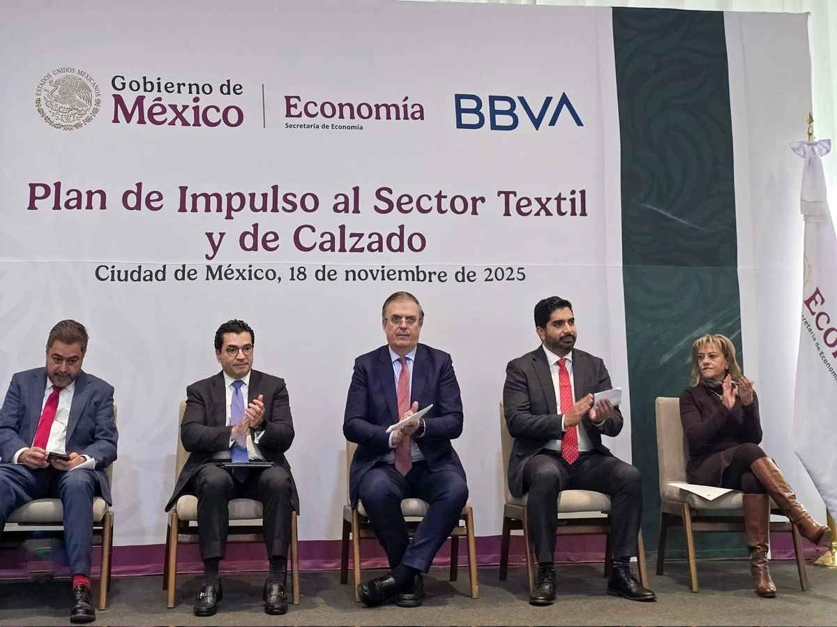 Al presentar el Plan de Impulso al Sector Textil y Calzado, el secretario Ebrard -al centro- comentó que la actual administración creó el Plan México como una respuesta a las “agresivas políticas” industriales que existen en el mundo, por lo que es necesario proteger y reactivar industrias estratégicas.