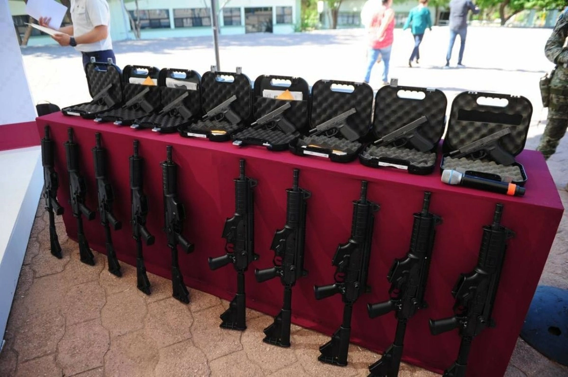 El Gobierno de Sonora entregó 50 armas cortas y 30 armas largas a elementos de la de la policía en Cajeme. Foto Cristina Gómez Lima