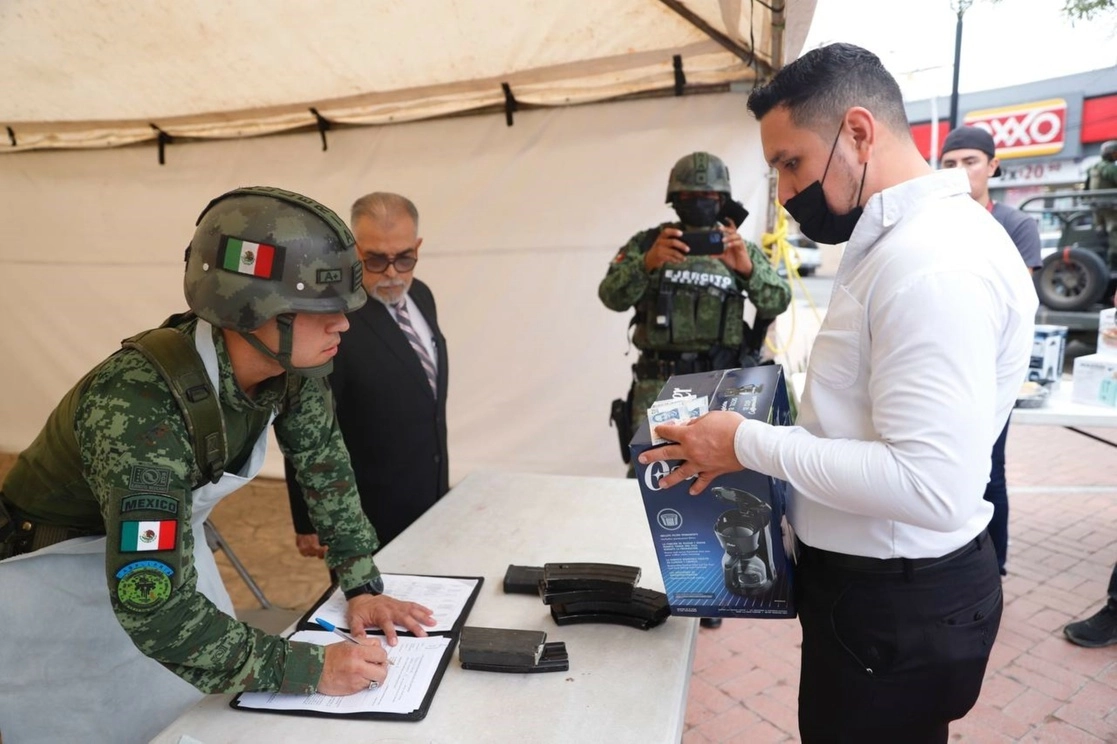 Campaña de canje de armas en Nuevo Laredo, Tamaulipas. Foto Carlos Figueroa / archivo
