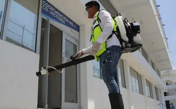 Para sanitizar espacios y transporte público en Tamaulipas se usa Dióxido de Cloro estabilizado al 10%. Foto Gobierno de Tamaulipas
