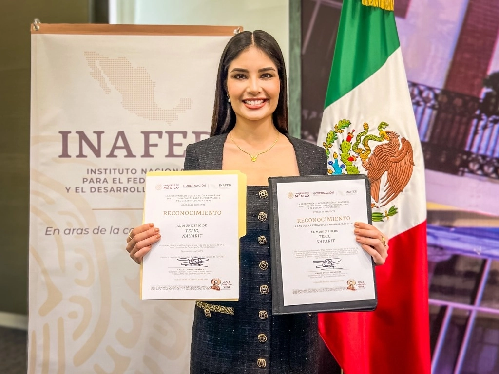La alcaldesa de Tepic, Geraldine Ponce al recibir los  reconocimientos de parte de la Secretaría de Gobernación. Foto La Jornada