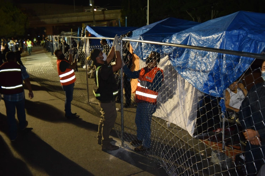 La noche del jueves autoridades municipales de Tijuana cercaron el campamento migrante, que se ubica en El Chaparral. Foto Omar Martínez / La Jornada Baja California