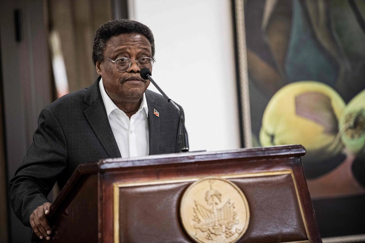 Fritz Alphonse Jean, miembro del Consejo Presidencial de Transición (CPT), habla durante una conferencia de prensa en Puerto Príncipe, Haití, el 25 de noviembre de 2025.