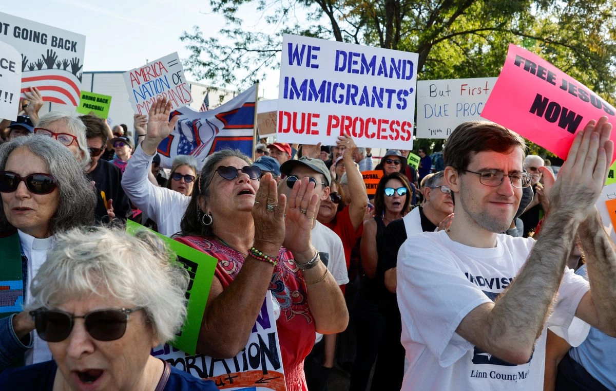 Ciudadanos estadunidenses que apoyan a la comunidad migrante. Foto