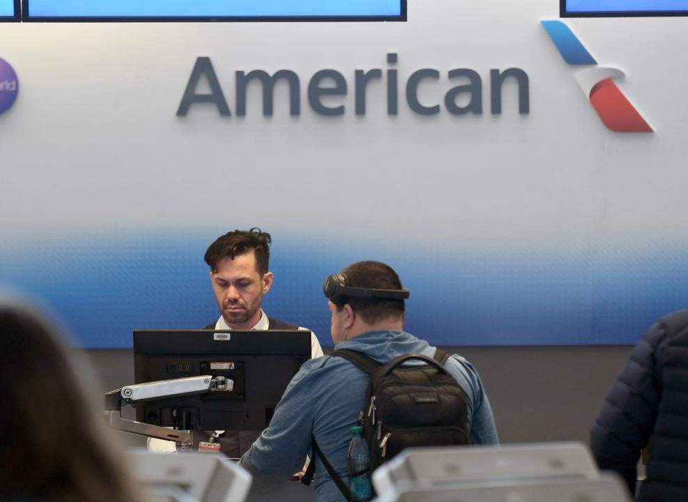 Un empleado de American Airlines registra a un pasajero en el Aeropuerto Internacional de Denver, EU, el 14 de marzo de 2025.   
