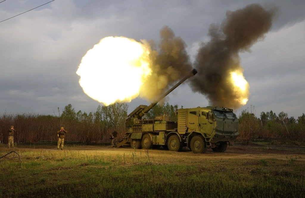 
Artilleros de la 43.ª Brigada Mecanizada Separada de las Fuerzas Armadas de Ucrania disparan contra una posición rusa con un obús autopropulsado 2C22 "Bohdana" de 155 mm, en la región de Kharkiv, el 21 de abril de 2024. Foto Afp
