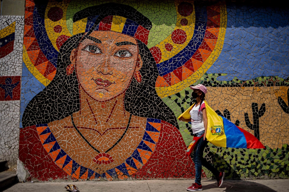 En una calle de Caracas, una simpatizante del presidente venezolano Nicolás Maduro. Foto Afp / Archivo