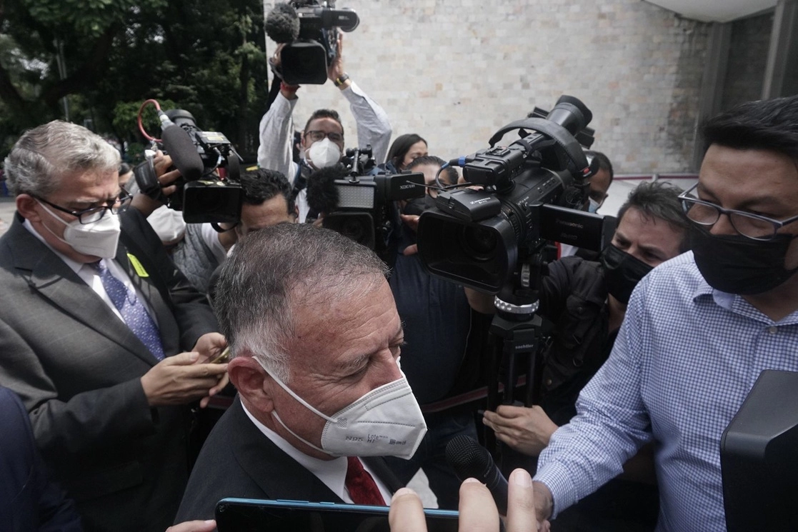 El embajador de Venezuela en México, Francisco Arias Chávez, al llegar al Museo Nacional de Antropología e Historia para la mesa de diálogo entre el gobierno venezolano y la oposición, en la Ciudad de México, el pasado 13 de agosto de 2021. Foto Pablo Ramos
