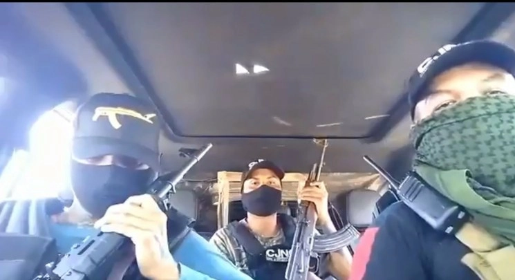 Supuestos integrantes del grupo delictivo en imagen tomada de un video difundido en redes sociales