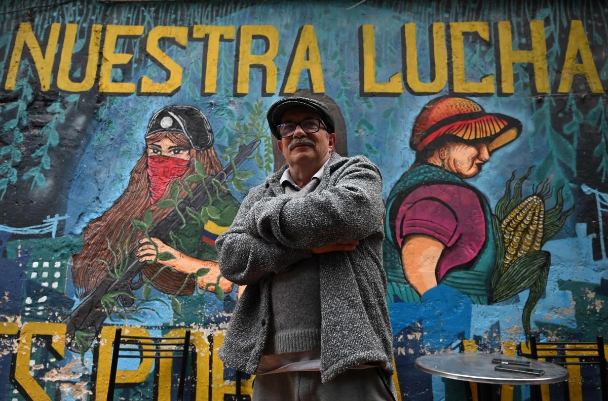 El ex comandante de las Fuerzas Armadas Revolucionarias de Colombia (FARC), Rodrigo Londoño, alias 'Timochenko', en la Casa de la Paz de Bogotá, el 23 de septiembre de 2025. Foto 