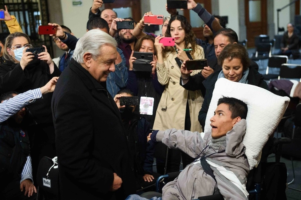 Daniel Robles Haro, activista y comunicador con discapacidad motriz, estuvo este jueves en la mañanera y dialogó con el mandatario. Foto Presidencia 