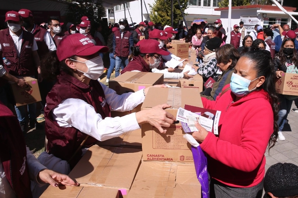 Cada caja contiene 24 productos: arroz, frijol, aceite, avena, tres latas de atún, leche en polvo, sopa de pasta, harina, dos latas de verdura, jabón en polvo, cloro y papel higiénico. Foto La Jornada