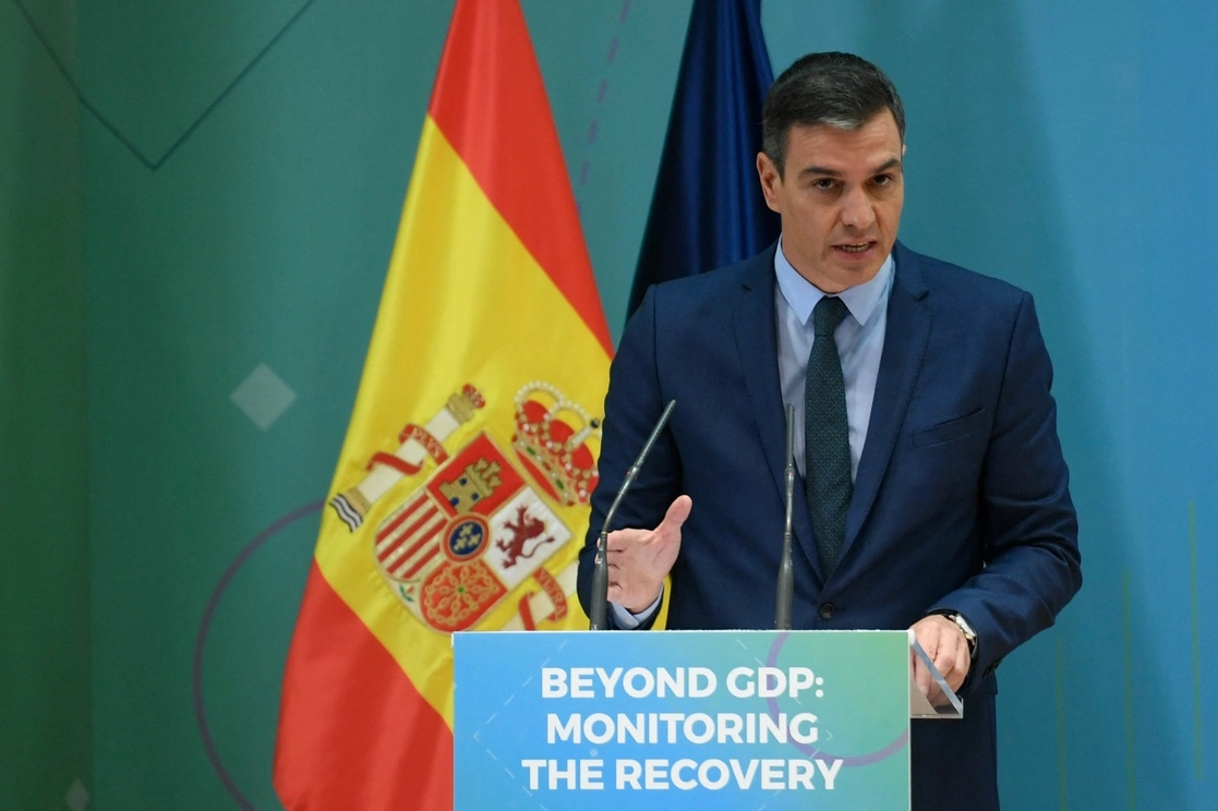 El presidente del Gobierno de España, Pedro Sánchez, ofrece un discurso al término de un foro económico en el Ministerio de Economía y Transformación Digital en Madrid, el 25 de octubre de 2021. Foto Afp